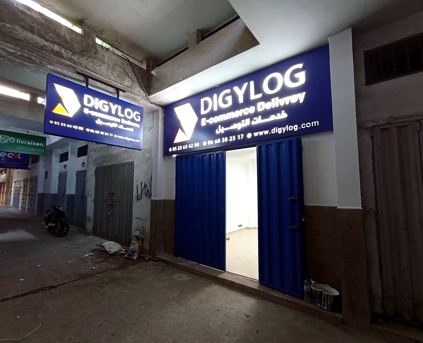 Enseigne Digylog allumée de nuit