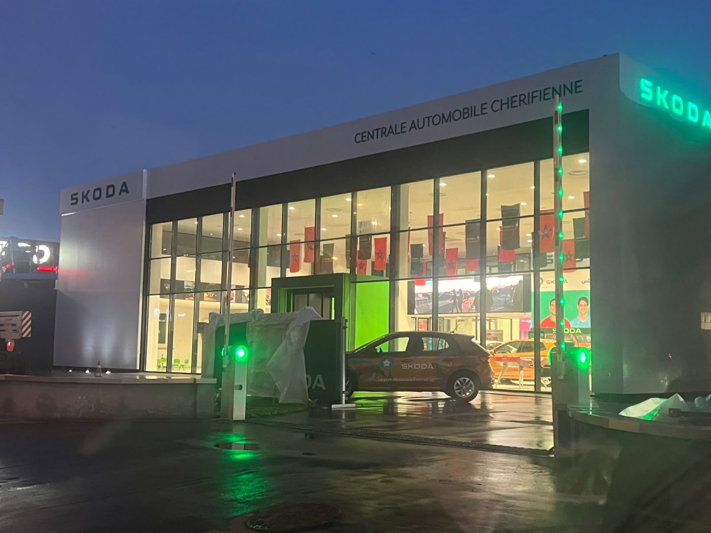 Façade Skoda éclairée de nuit