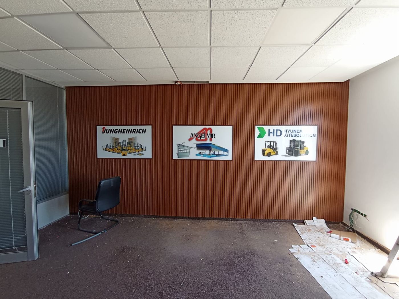 Mur de bureau habillé de lames bois avec trois panneaux imprimés