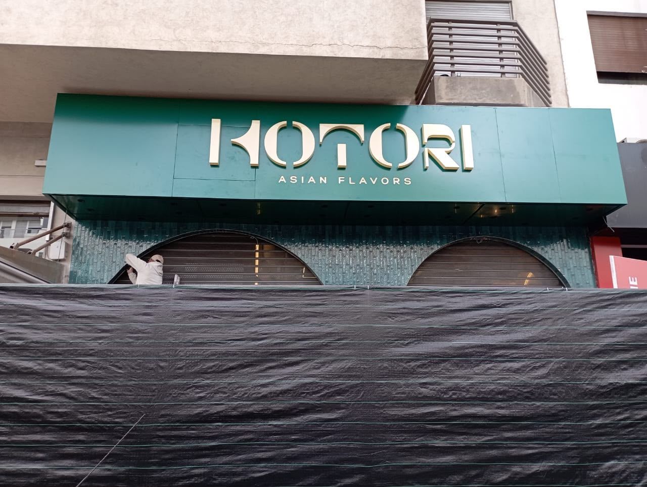 Enseigne Kotori, lettres dorées en relief sur caisson vert