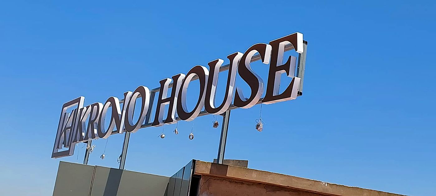 Grandes lettres en relief Krono House sur une toiture