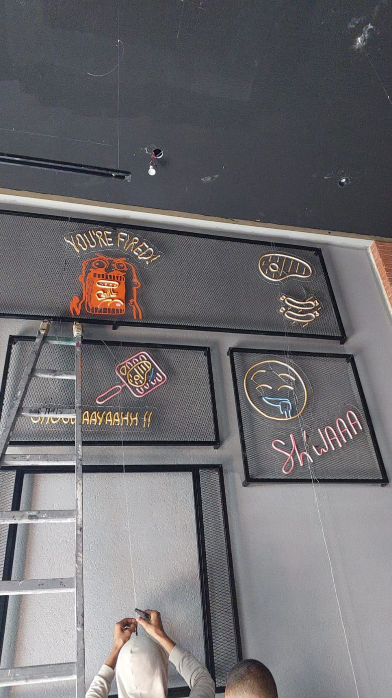 Néons décoratifs Panini Grill sur grilles métalliques