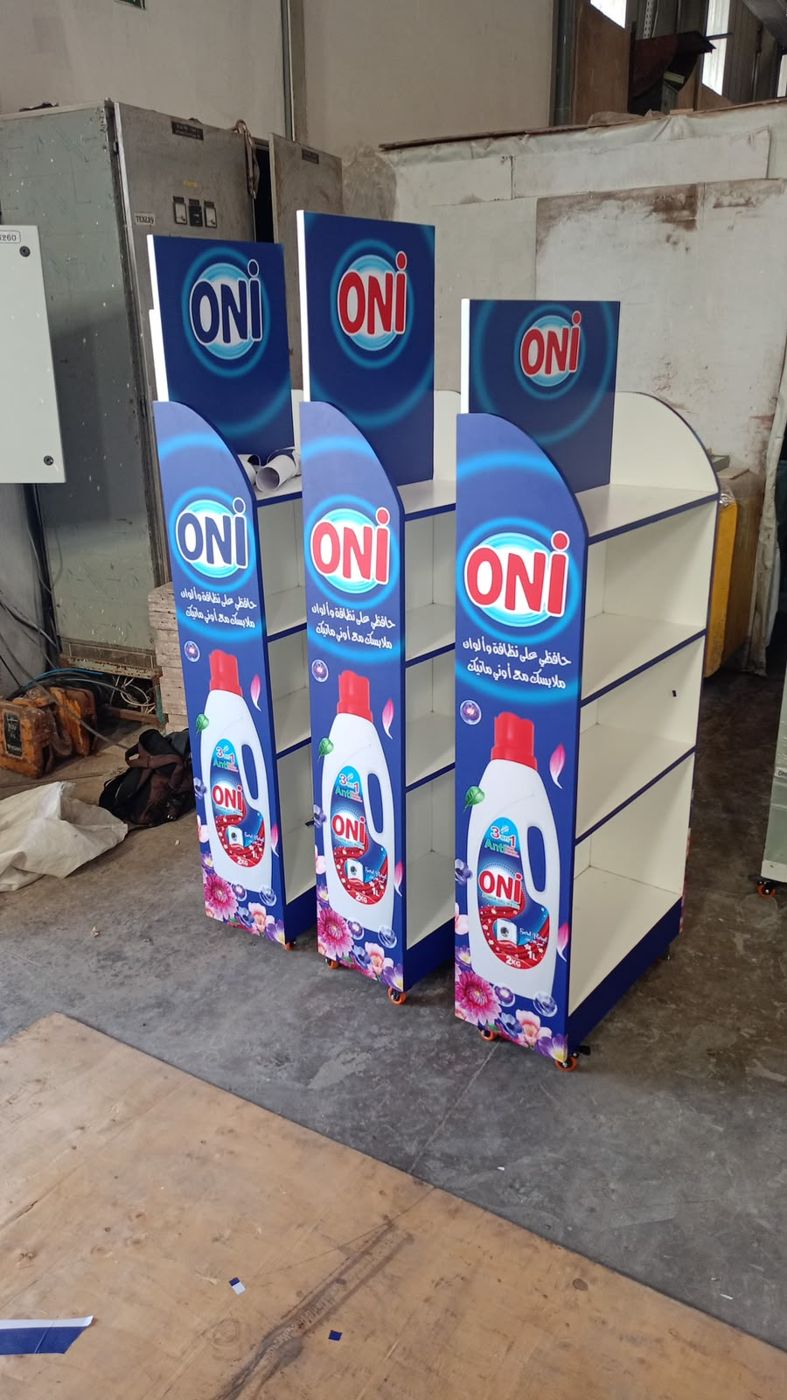 Trois présentoirs ONI en sortie d’atelier