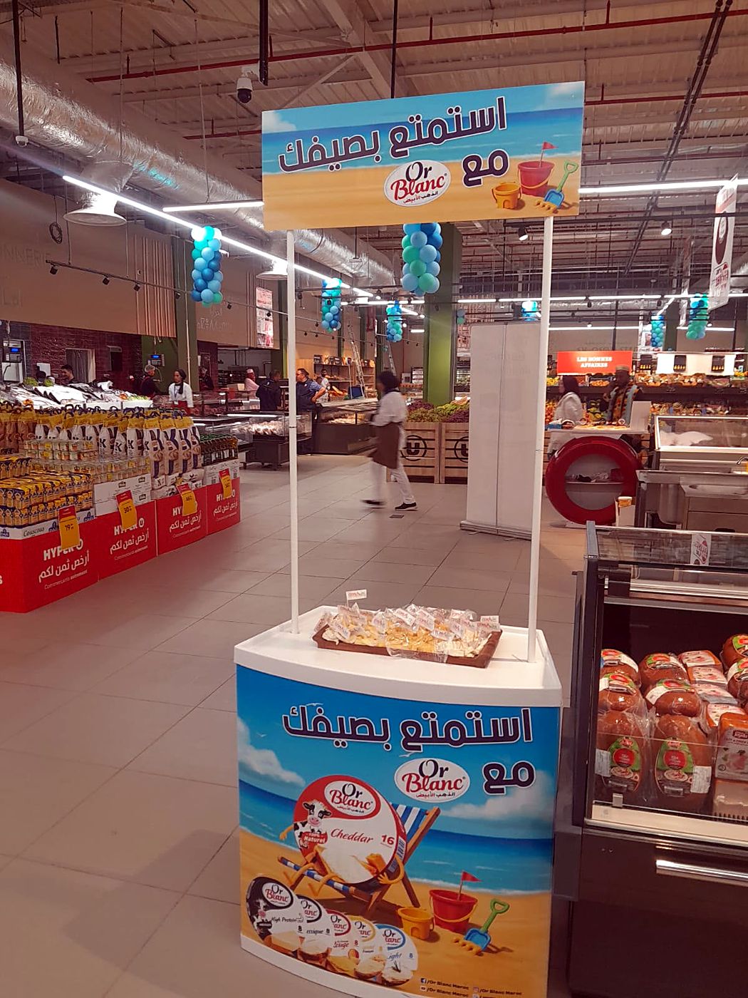 Comptoir d’animation Or Blanc en hypermarché