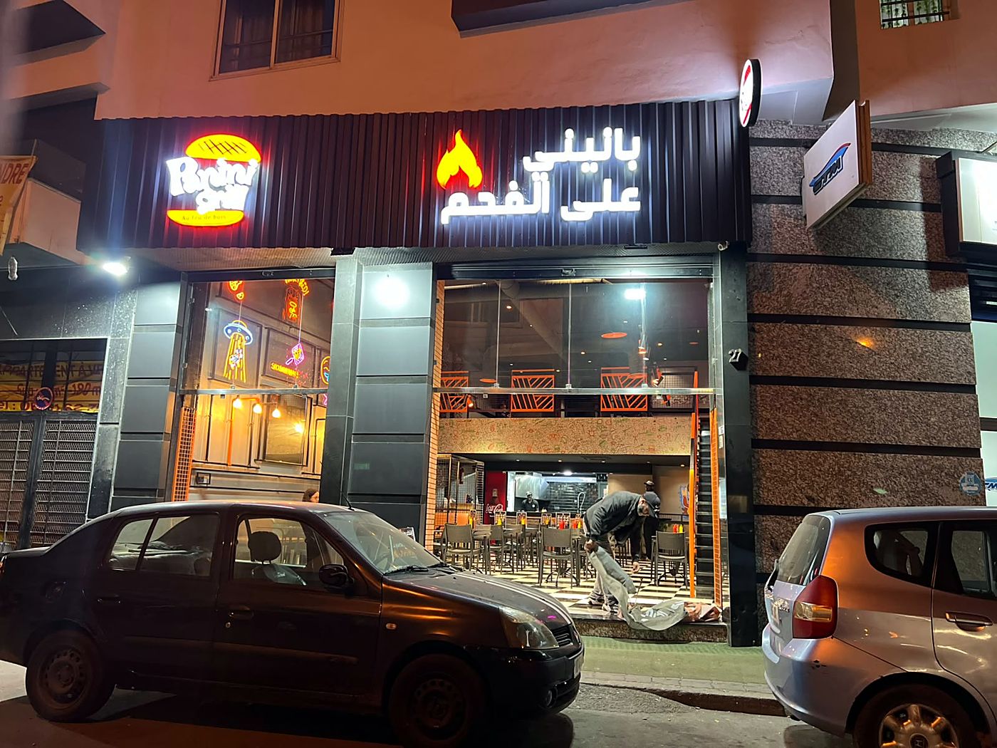 Façade Panini Grill de nuit avec enseignes lumineuses en arabe et en français