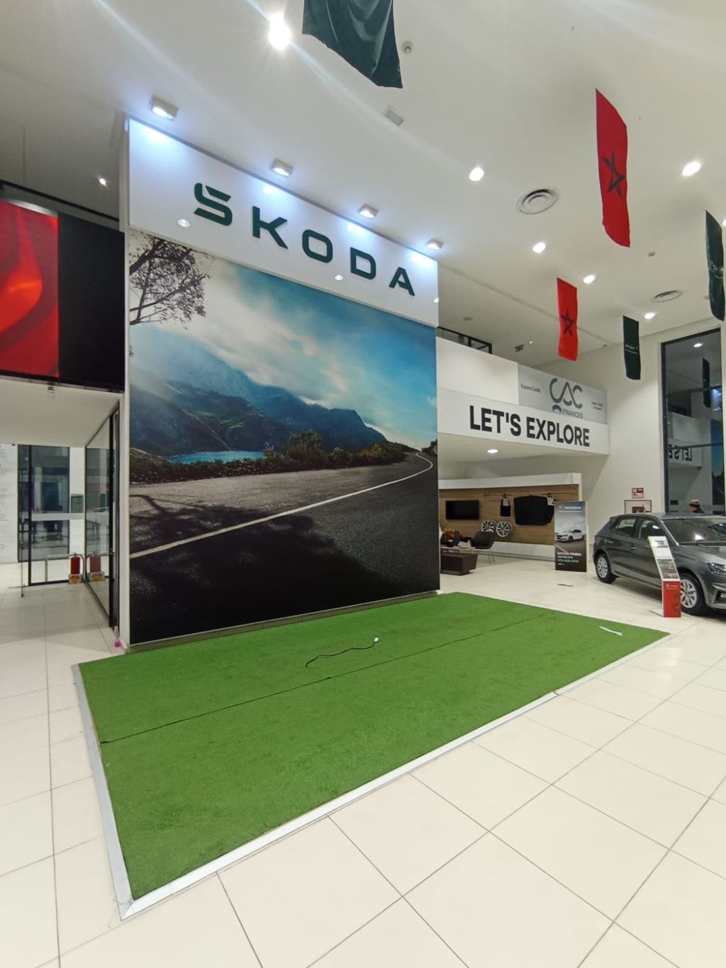 Mur décor imprimé avec lettres Skoda dans le showroom