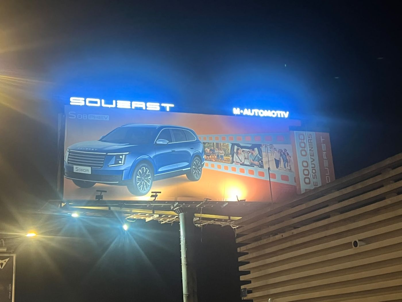 Panneau Souest avec lettres lumineuses bleues de nuit