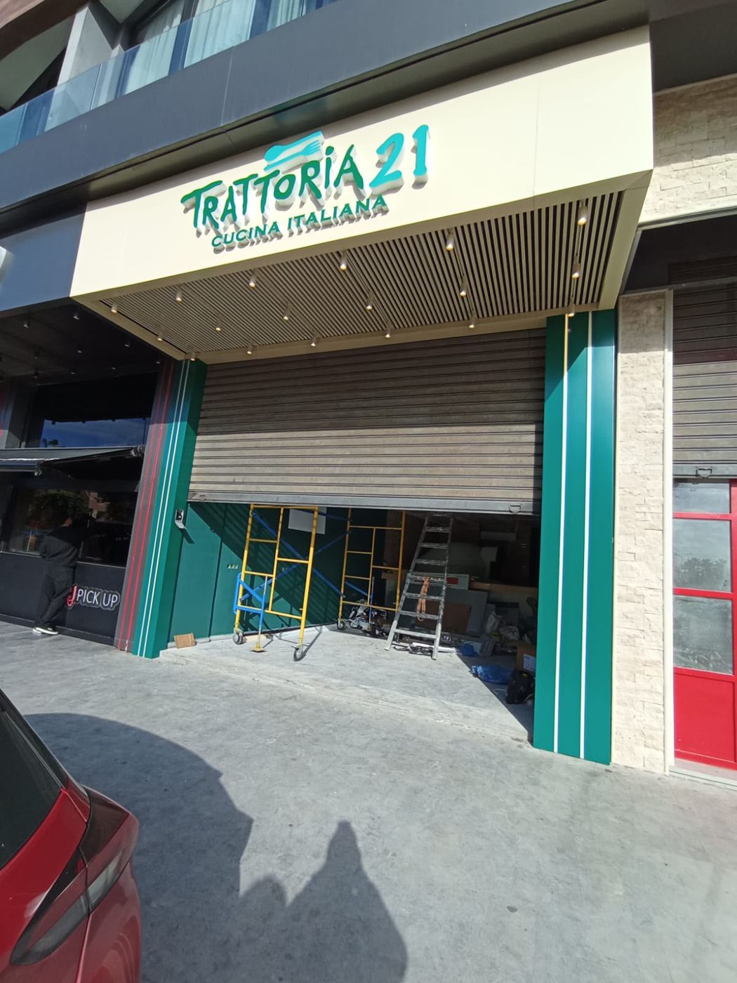 Enseigne Trattoria 21 et habillage de façade vert